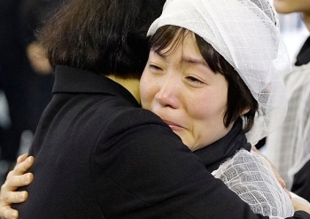 Vợ NSND Anh Tú khóc nghẹn trong lễ tang chồng