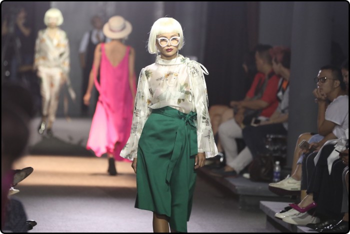 'Tuần lễ Nhà thiết kế Việt Nam': Váy ngủ đổ bóng thị thành