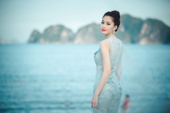 Hoa hậu Đặng Thu Thảo hóa nữ thần trước biển