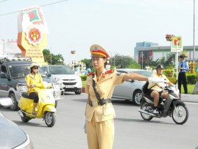 Hà Nội: Nhiều cảnh sát nữ sẽ hướng dẫn giao thông
