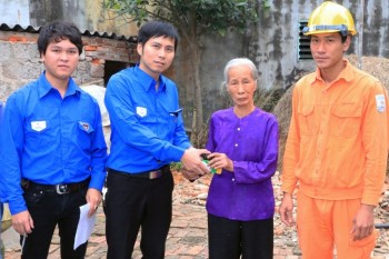 PC Hưng Yên thay đèn sợi đốt cho hộ nghèo