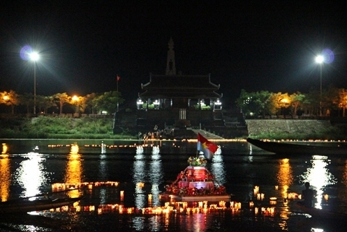 Đêm hoa đăng tri ân các anh hùng liệt sỹ trên sông Thạch Hãn