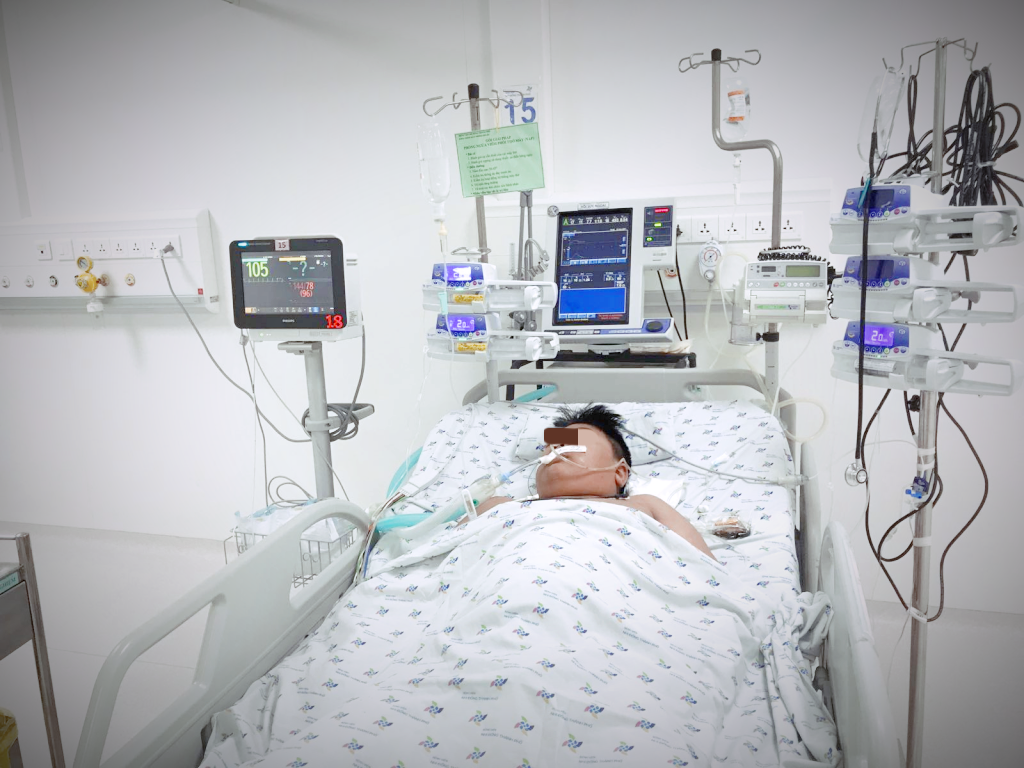 Bệnh nhi đã qua cơn nguy kịch, đang được chăm sóc tại Khoa hồi sức ngoại Bệnh viện Nhi đồng Thành phố