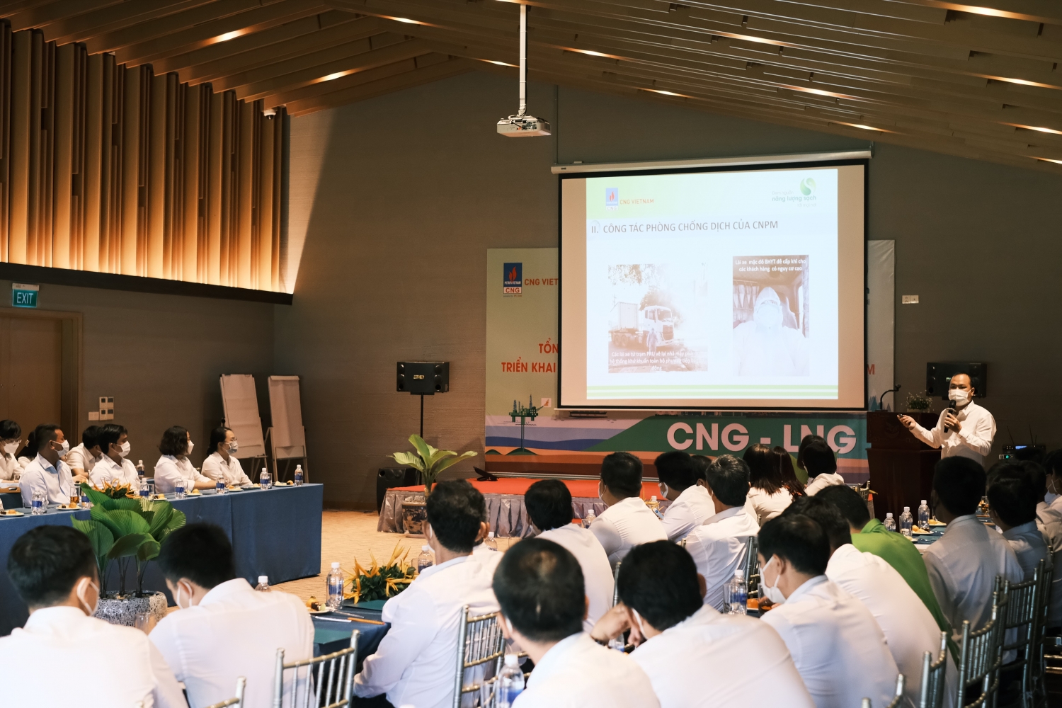 Ông Trần Phú Bình – Phó phòng Kỹ thuật – Phụ trách An toàn CNPM trình bày báo cáo tại Hội nghị