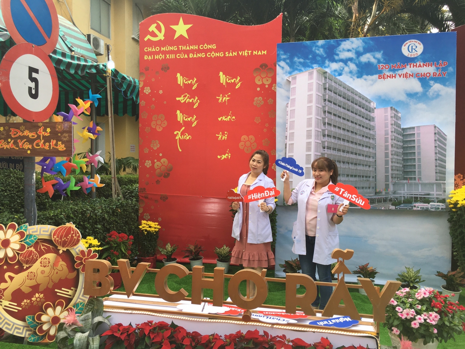 Ngắm đường hoa Xuân Tân Sửu trong Bệnh viện Chợ Rẫy