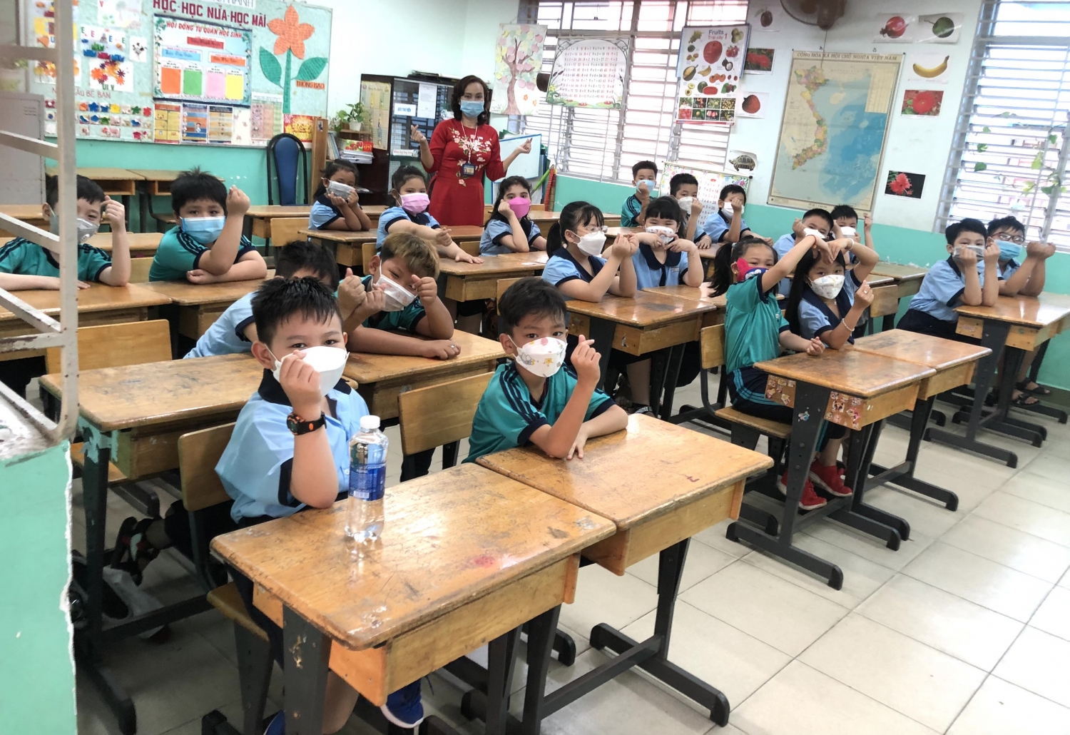 Học sinh tiểu học ở TP HCM trở lại trường học sau Tết Nguyên Đán năm 2022