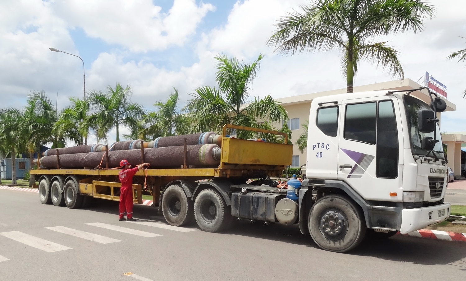 Bàn giao sản phẩm để mở rộng các hệ thống dầu khí Việt Nam