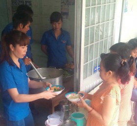 Đoàn Thanh niên CNG Việt Nam hỗ trợ “Bếp ăn tình thương” cho bệnh nhân nghèo