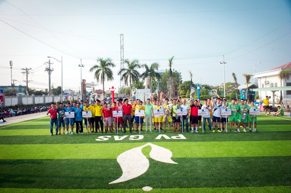 Công ty Khí Cà Mau khánh thành sân bóng đá mini và tặng nhà Đại đoàn kết