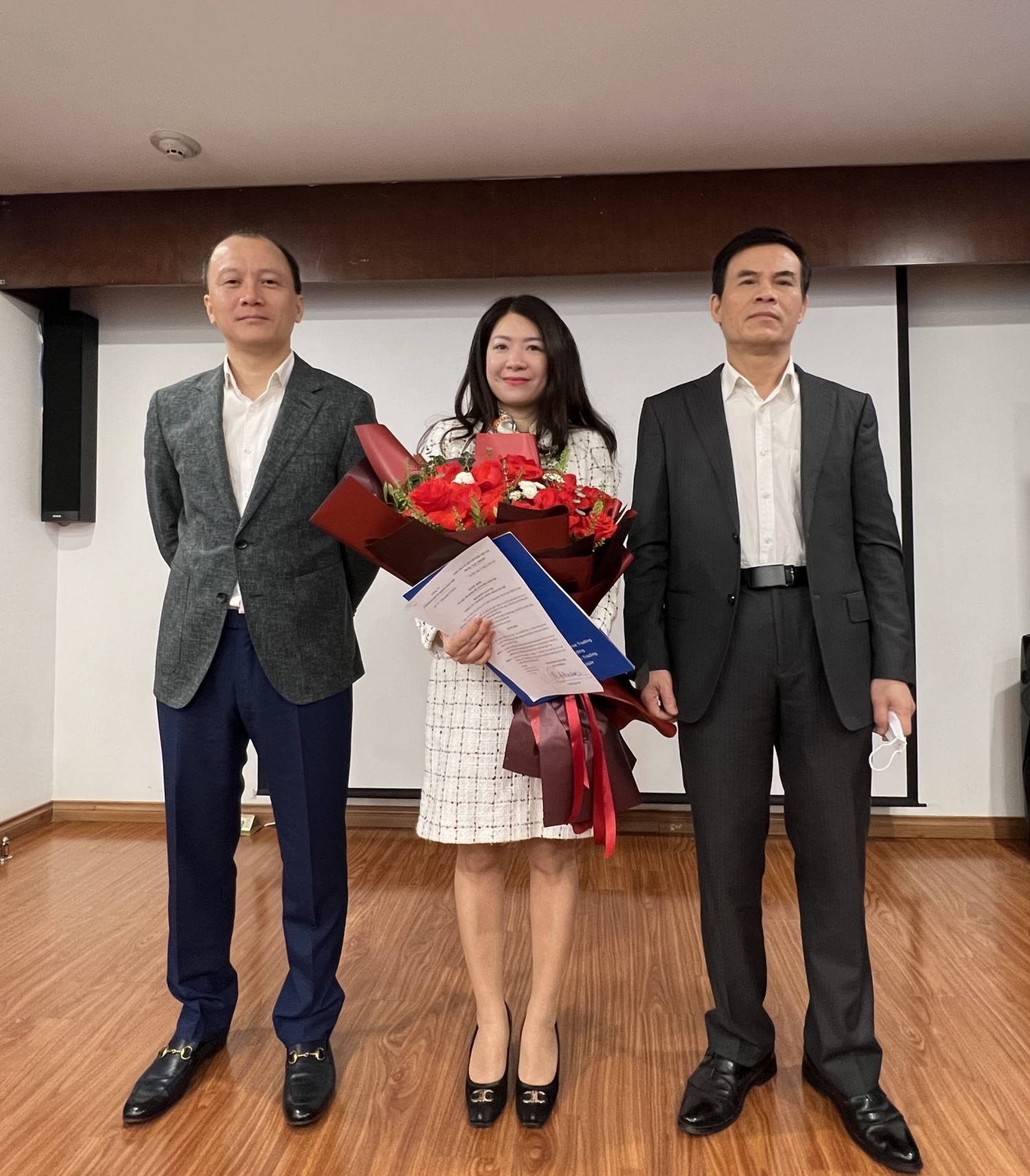 Lãnh đạo PSI trao quyết định bổ nhiệm và chúc mừng bà Phan Quỳnh Nga