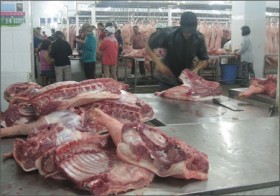 Giá thịt lợn giảm: Người chăn nuôi lỗ nặng
