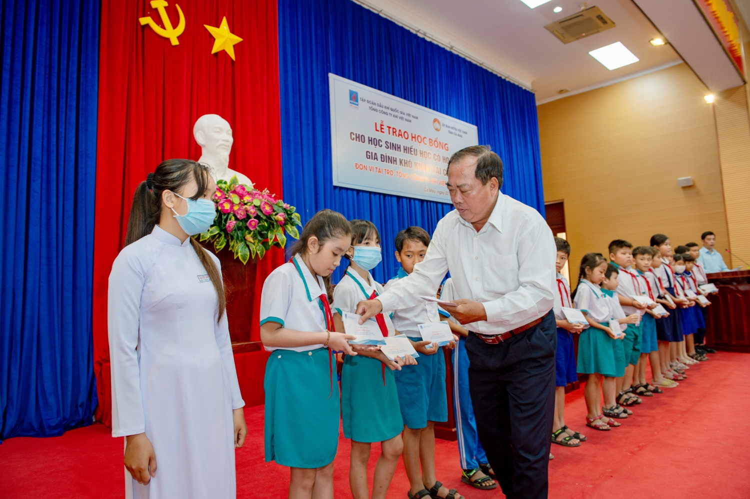 Đại diện lãnh đạo UBMTTQ tỉnh Cà Mau trao học bổng cho các em