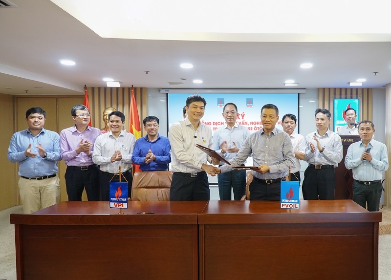 Ông Đoàn Văn Nhuộm - Tổng Giám đốc PVOIL (phải) và ông Nguyễn Anh Đức - Viện trưởng VPI (trái) đã thực hiện nghi thức ký kết hợp đồng trước sự chứng kiến của Ban Lãnh đạo hai đơn vị.