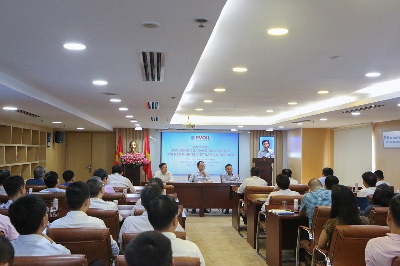 TS. Võ Trí Thành - Viện trưởng Viện Nghiên cứu chiến lược thương hiệu và cạnh tranh trình bày chuyên đề tại Hội nghị