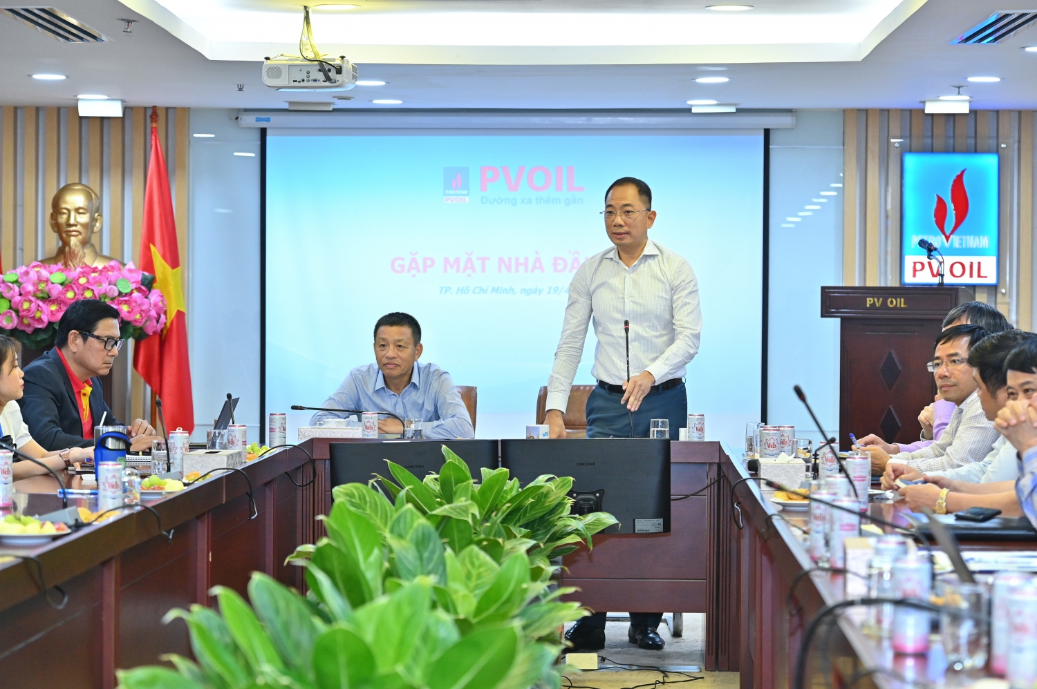 Ông Cao Hoài Dương – Chủ tịch HĐQT (phải) và ông Đoàn Văn Nhuộm – Tổng Giám đốc PVOIL (trái) chủ trì buổi gặp mặt