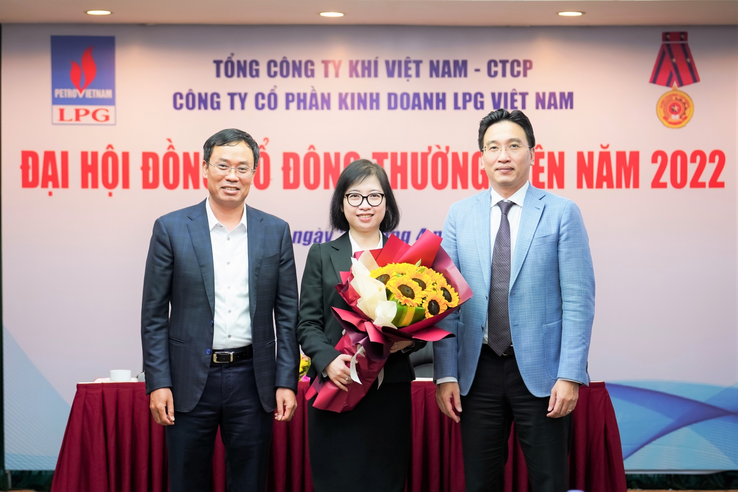 Lãnh đạo Tổng Công ty Khí Việt Nam tặng hoa chúc mừng Trưởng ban Kiểm soát