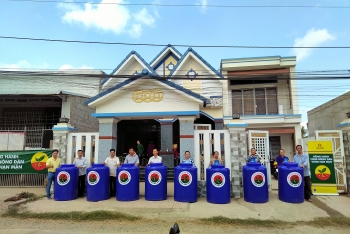 Đạm Cà Mau tặng 50 bồn chứa nước giúp nhân dân Bến Tre vượt hạn - mặn