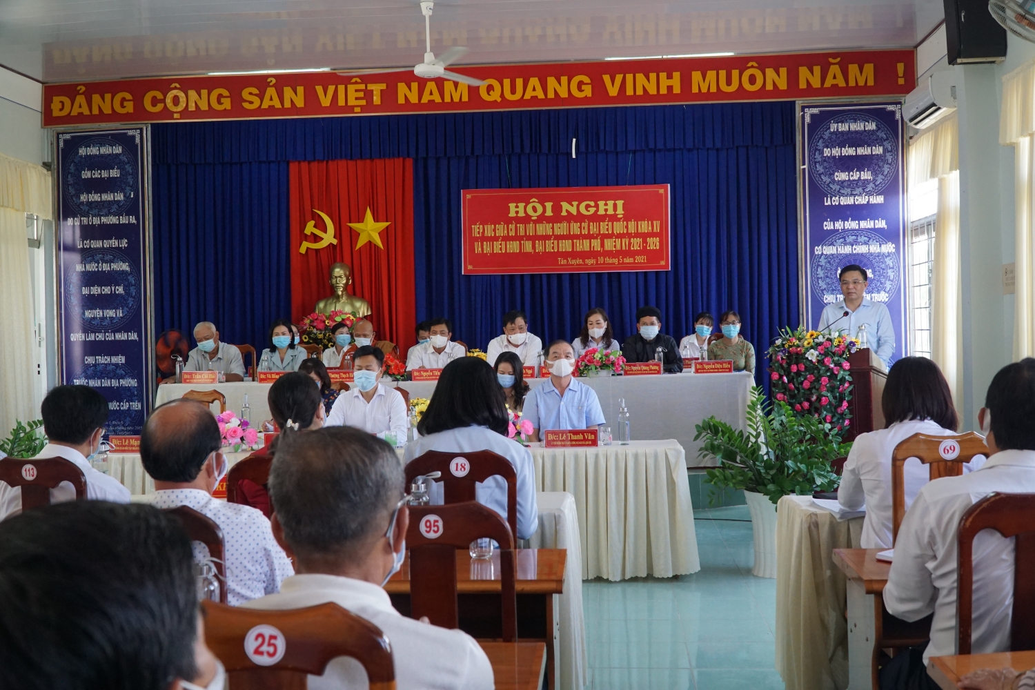 Đồng chí Lê Mạnh Hùng trình bày chương trình hành động tại Hội nghị Tiếp xúc cử tri phường Tân Xuyên và xã Tân Xuyên