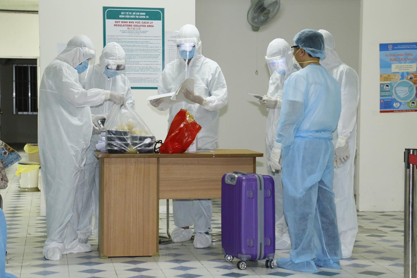 Nhân viên y tế trang bị đầy đủ bảo hộ phòng chống dịch COVID - 19