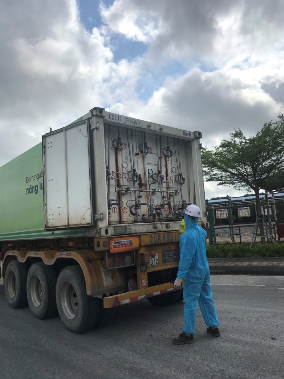 Phun khử khuẩn xe bồn trước khi vào trạm nén Thái Bình tại CNMB