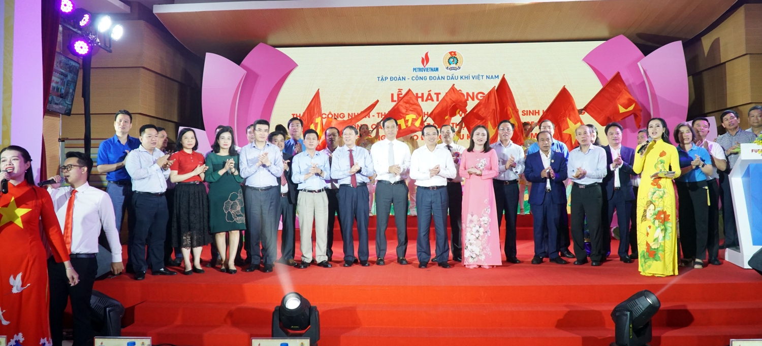 Các đại biểu chúc mừng thành công buổi lễ phát động Các đại biểu chúc mừng thành công buổi lễ phát động