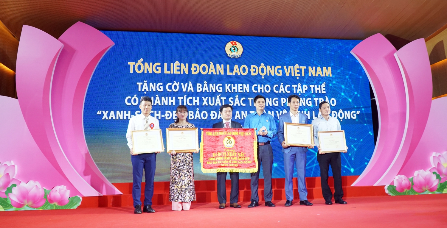 Tổng LĐLĐ Việt Nam cũng đã trao tặng Cờ thi đua, Bằng khen cho các tập thể thuộc CĐ DKVN có thành tích xuất sắc trong phong trào “xanh - sạch - đẹp, đảm bảo an toàn vệ sinh lao động” năm 2021