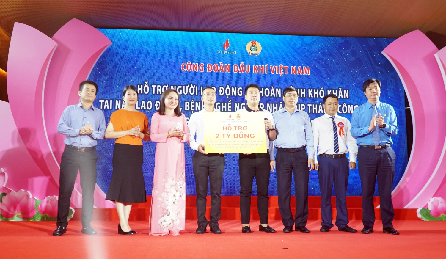 CĐ DKVN trao hỗ trợ cho người lao động khó khăn CĐ DKVN trao hỗ trợ cho người lao động khó khăn
