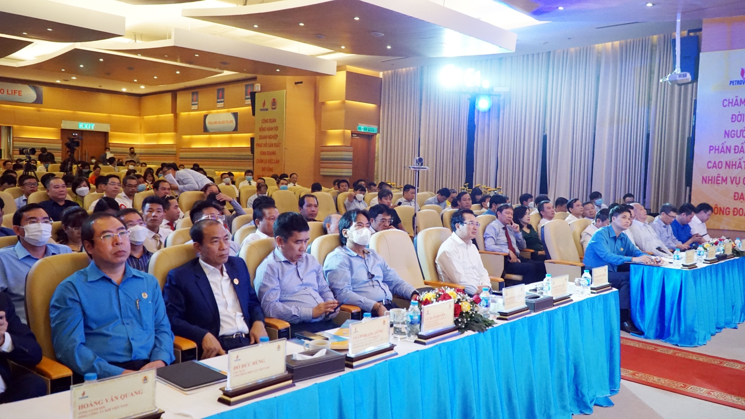Các đại biểu tham dự buổi Lễ Các đại biểu tham dự buổi Lễ