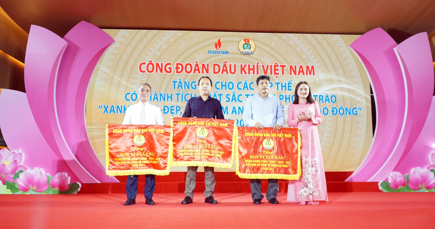 CĐ DKVN cũng tặng Cờ thi đua cho các tập thể xuất sắc trong phong trào “xanh - sạch - đẹp, đảm bảo an toàn vệ sinh lao động” năm 2021. CĐ DKVN cũng tặng Cờ thi đua cho các tập thể xuất sắc trong phong trào “xanh - sạch - đẹp, đảm bảo an toàn vệ sinh lao động” năm 2021.
