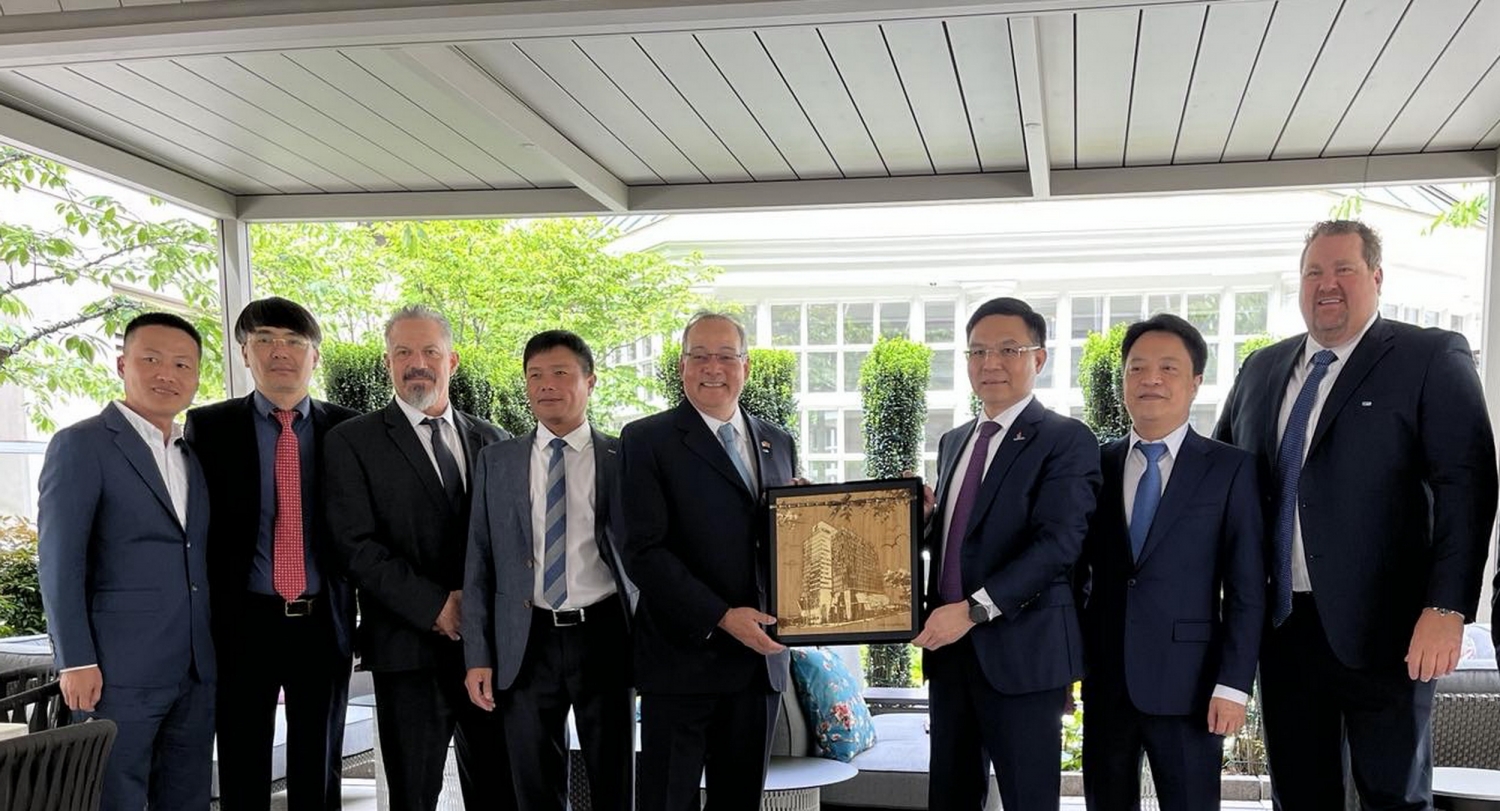 Ông Lê Mạnh Hùng – Tổng giám đốc Petrovietnam trao tặng quà lưu niệm cho lãnh đạo Tập đoàn AES
