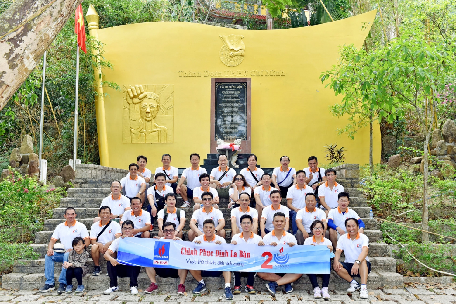 Chi bộ Kỹ thuật an toàn KĐN tại khu tưởng niệm Thành đoàn TP HCM - Núi Dinh, tỉnh Bà Rịa – Vũng Tàu