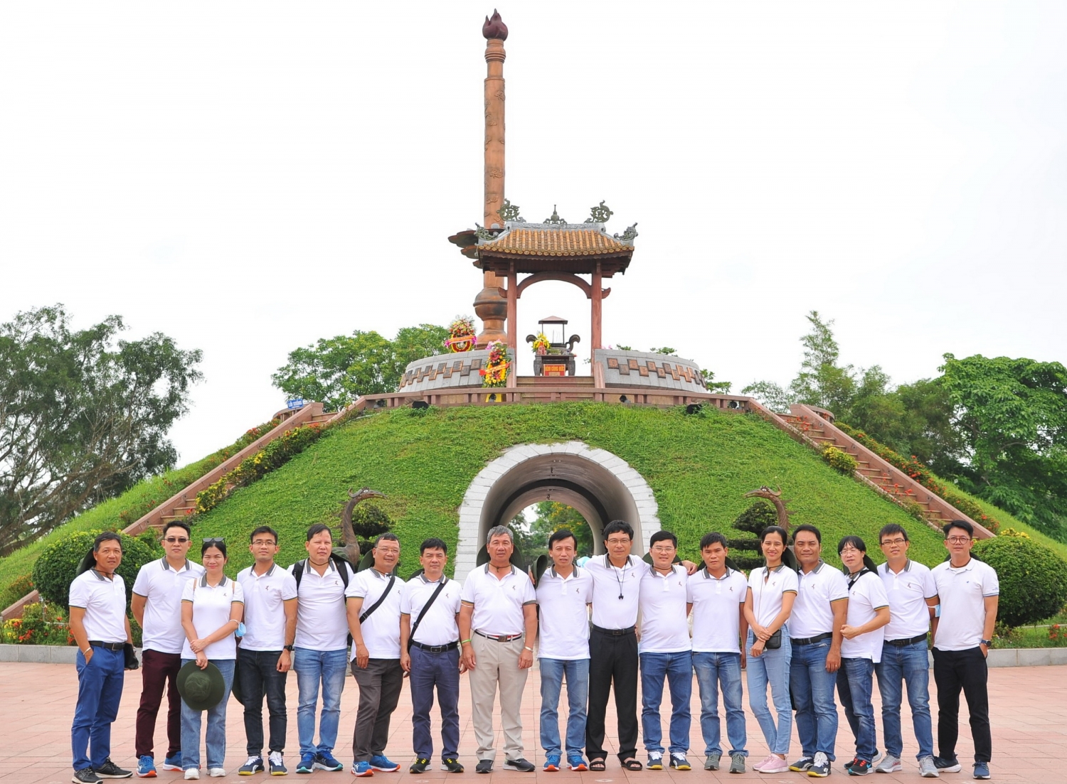 Chi bộ NCSP viếng tượng đài ghi công tại Thành cổ Quảng Trị