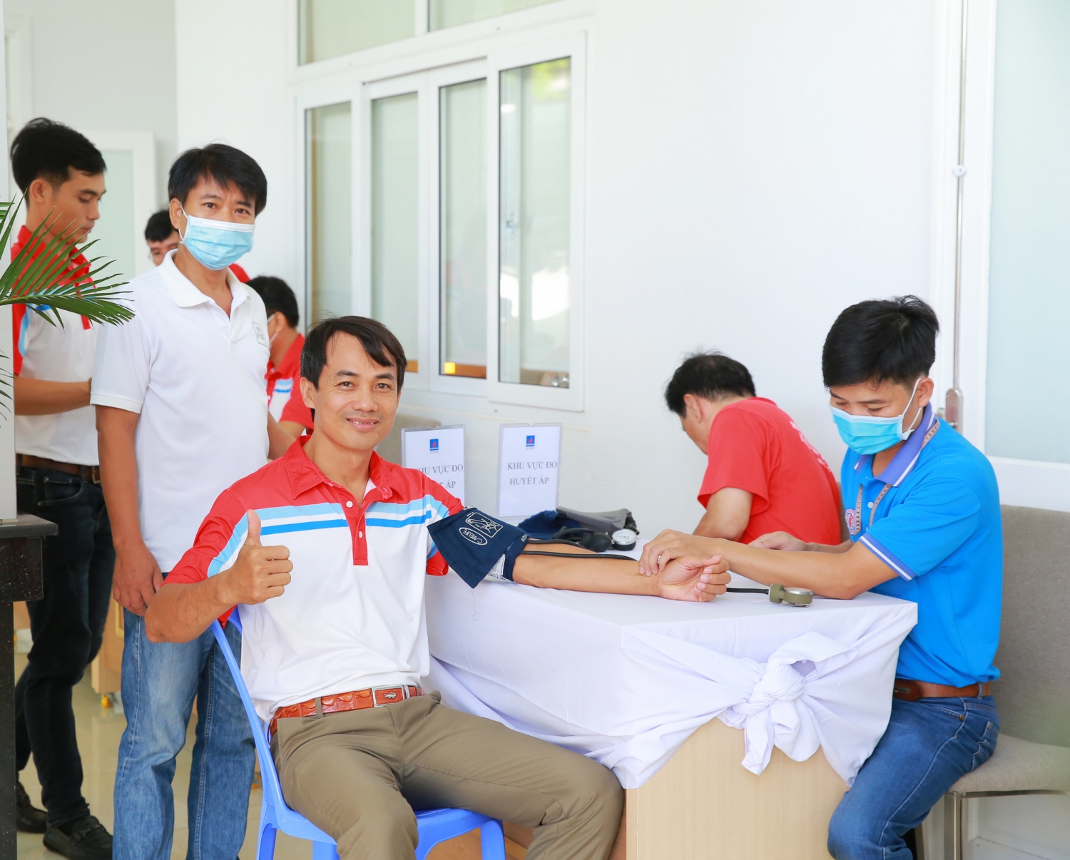 Thực hiện khám và tư vấn sức khỏe cho người tình nguyện hiến máu