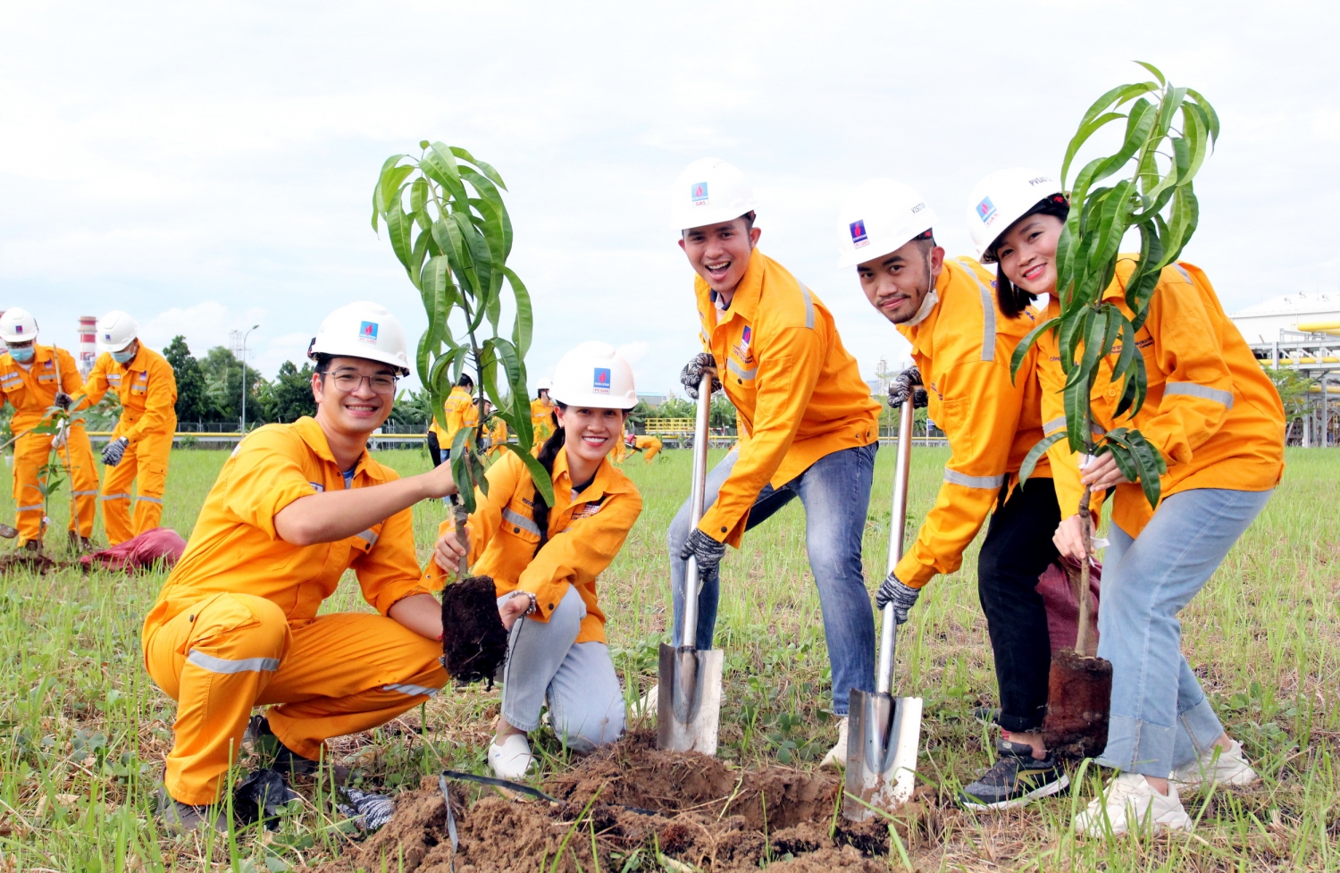 Các lãnh đạo Công đoàn và KCM tham gia ngày hội trồng cây