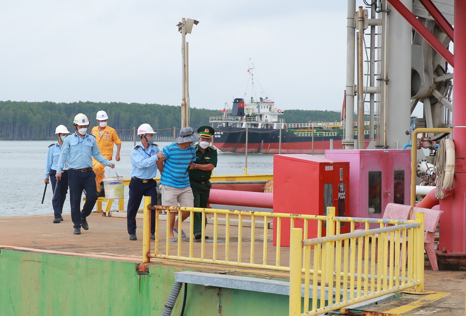 Diễn tập phối hợp nhiều lực lượng để bảo vệ an ninh, an toàn khu vực cảng PV GAS Vũng Tàu