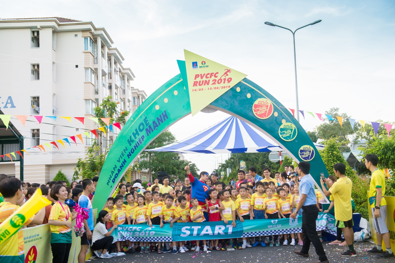 hon 600 van dong vien tham gia giai chay viet da pvcfc run 2019