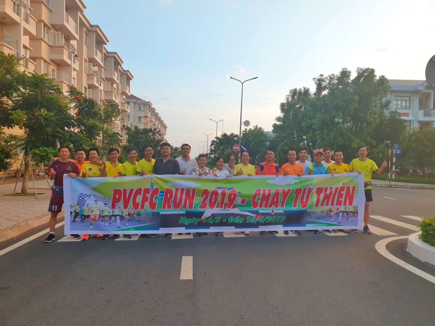 hon 600 van dong vien tham gia giai chay viet da pvcfc run 2019