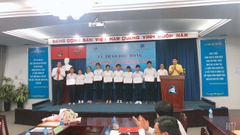 30 sinh viên Đại học Quốc gia TP HCM nhận học bổng “Đạm Cà Mau - Hạt Ngọc Mùa Vàng”