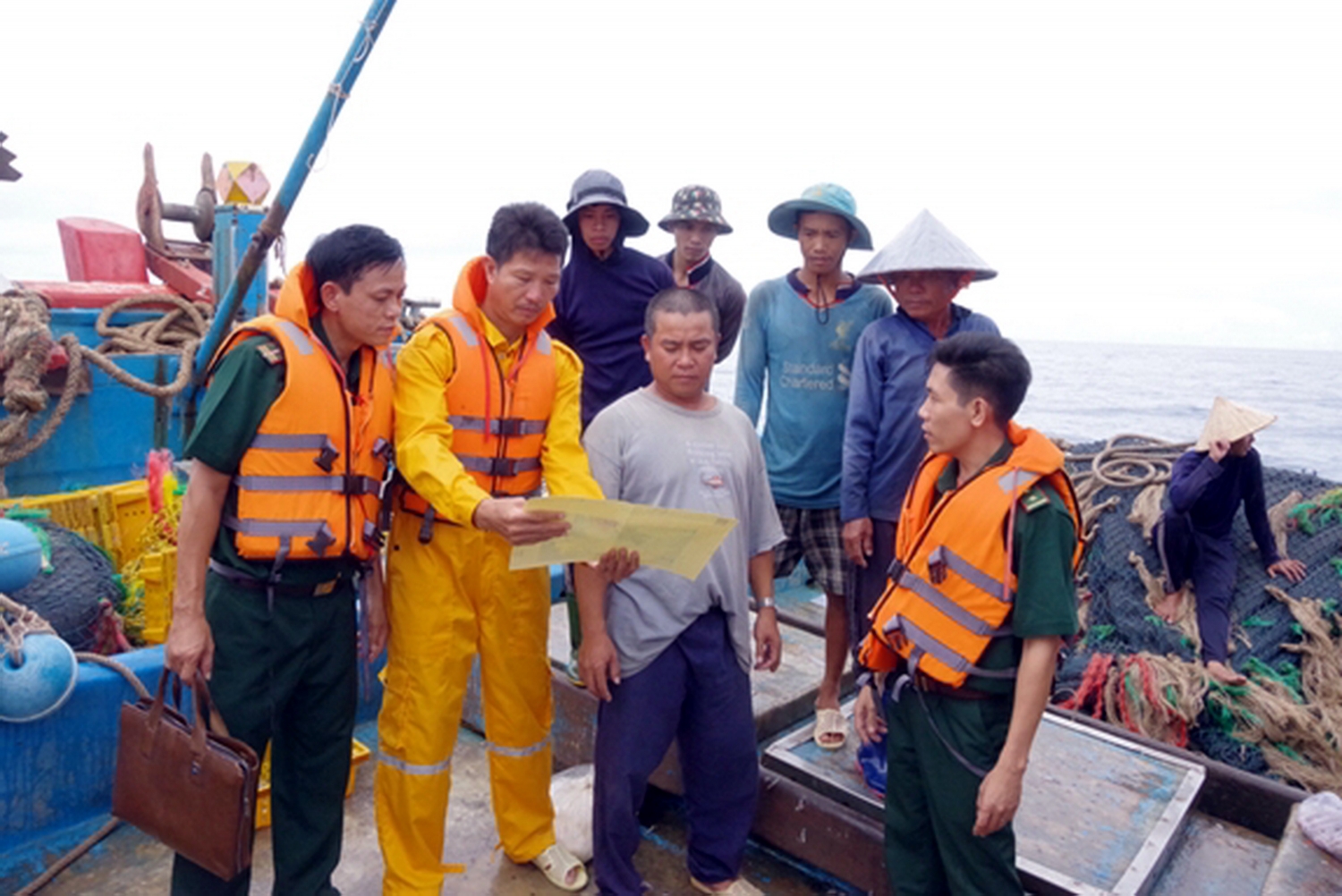 lap bien ban 21 tau ca vi pham hanh lang an toan cac cong trinh dau khi tren bien