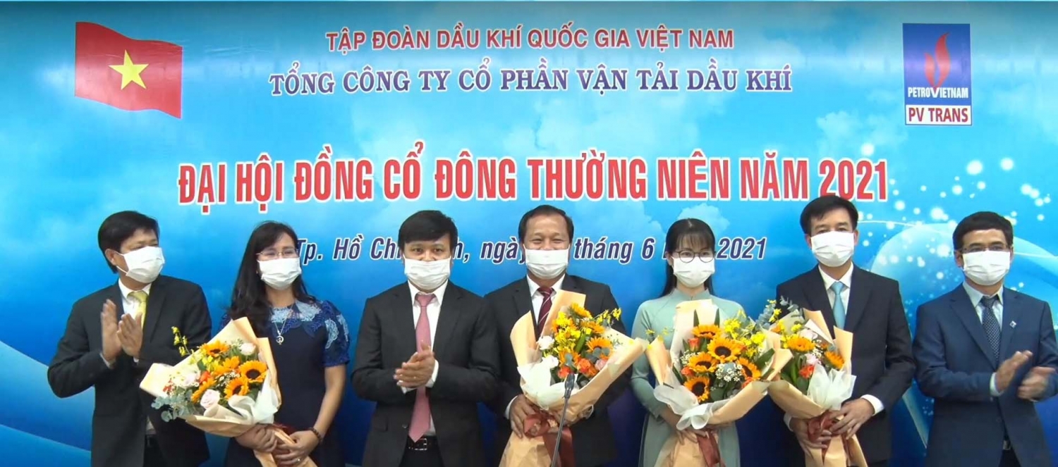 Tặng hoa tri ân những cán bộ miễn nhiệm và thành viên mới của HĐQT và Ban Kiểm soát PVTrans