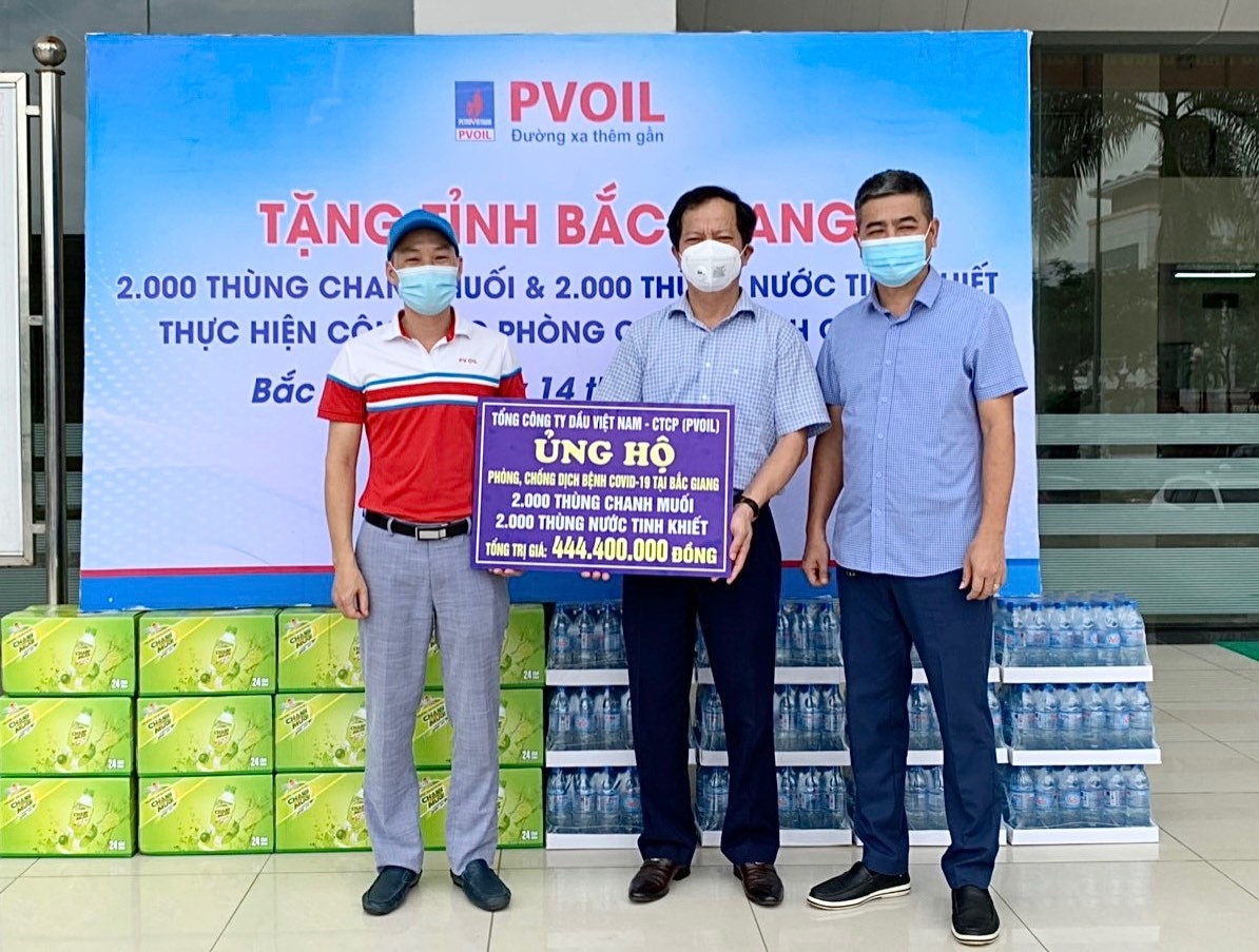 Ông Trịnh Hữu Bàn – Phó Chủ tịch thường trực UBMTTQ Việt Nam tỉnh Bắc Giang tiếp nhận 4.000 thùng nước từ PVOIL