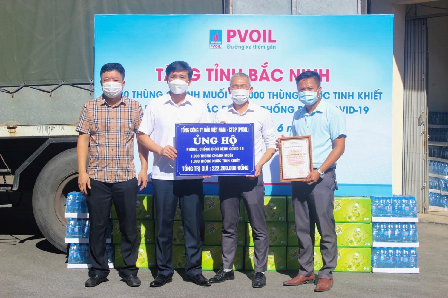 Ông Nguyễn Đình Lợi - Ủy viên BTV Tỉnh ủy, Chủ tịch UBMTTQ Việt Nam tỉnh Bắc Ninh tiếp nhận 2.000 thùng nước từ PVOIL