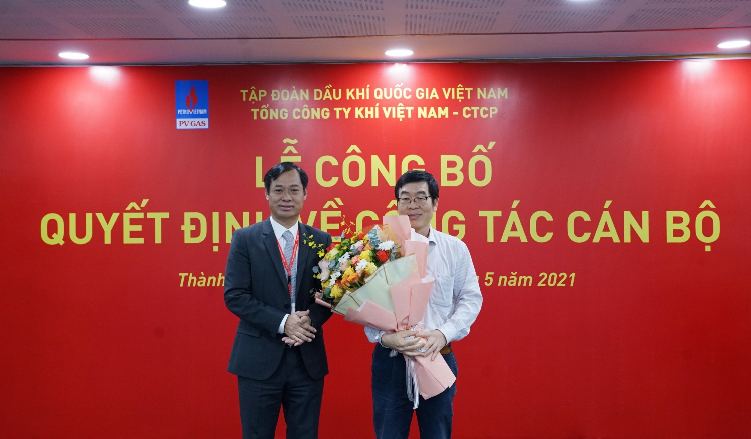 Chủ tịch Công đoàn PV GAS Trần Xuân Thành (trái) tiếp nhận nhiệm vụ từ lãnh đạo tiền nhiệm Nguyễn Văn Hùng