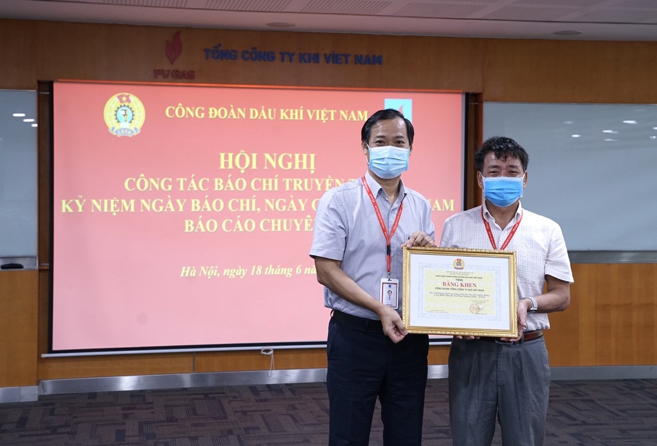 Đồng chí Trần Xuân Thành – Chủ tịch Công đoàn PV GAS đã thay mặt CĐ DKVN trao tặng Bằng khen cho Công đoàn PV GAS tại điểm cầu trực tuyến PV GAS