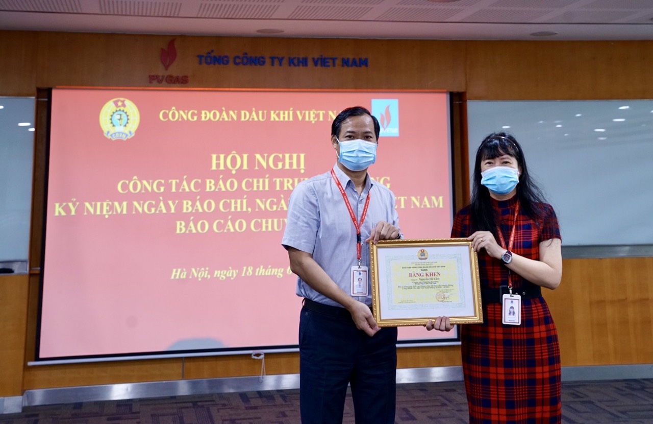Đồng chí Trần Xuân Thành – Chủ tịch Công đoàn PV GAS đã thay mặt CĐ DKVN trao tặng Bằng khen cho cán bộ truyền thông PV GAS