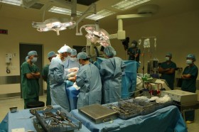 Phẫu thuật cắt bỏ khối u nửa kg trên mặt thiếu nữ