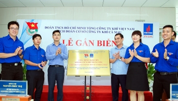 Gắn biển Công trình thanh niên “Tiếp nhận vận hành GPP Cà Mau”