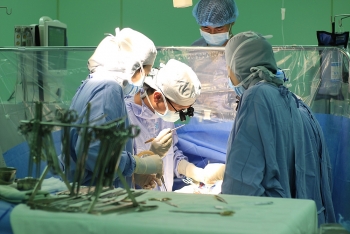 Nội soi cắt bỏ khối u nhầy lớn trong tim bệnh nhân