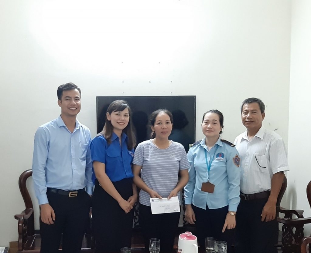 doan thanh nien pv security tham hoi nguoi lao dong co hoan canh kho khan