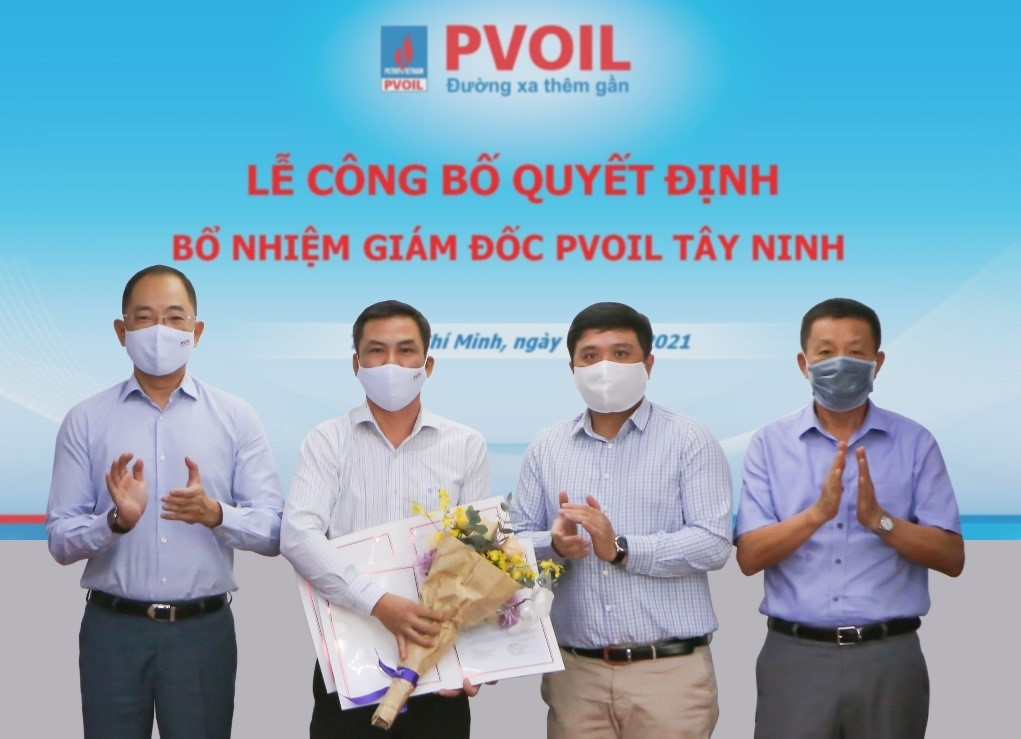 Ông Cao Hoài Dương – Bí thư Đảng ủy, Chủ tịch HĐQT PVOIL (bên trái), ông Đoàn Văn Nhuộm – Tổng Giám đốc PVOIL (bên phải), ông Nguyễn Đăng Trình – Phó Tổng Giám đốc PVOIL, Chủ tịch HĐQT PVOIL Tây Ninh (thứ hai từ phải sang) trao Quyết định bổ nhiệm và tặng hoa chúc mừng ông Trần Ngọc Hùng